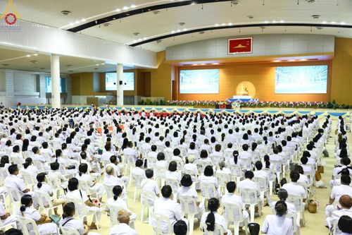 ภาพ No.159496:สัมมนาพิเศษและพิธีมอบองค์พระธรรมกาย 2,000 องค์ ณ ห้องแก้วสารพัดนึก 1 วัดพระธรรมกาย วันอาทิตย์ต้นเดือนที่ 6 ตุลาคม พ.ศ. 2567