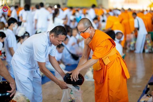 ภาพ No.92131:พิธีตักบาตร ในวันทอดกฐินสามัคคี ประจำปีพุทธศักราช 2566 วันอาทิตย์ต้นเดือนที่ 5 พฤศจิกายน พ.ศ. 2566 ณ สภาธรรมกายสากล วัดพระธรรมกาย จ.ปทุมธานี