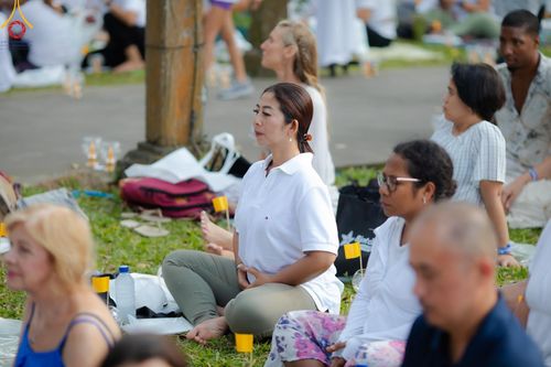 ภาพ No.156401:วัดพุทธบาหลีและวัดพระธรรมกาย จัดปฏิบัติธรรมนานาชาติ 1,151 คนจาก 78 ประเทศ ใน "วันสันติภาพสากล" ณ บาหลี อินโดนีเซีย วันเสาร์ที่ 21 กันยายน พ.ศ. 2567 เวลา 16.00-21.00 น. ณ พิพิธภัณฑ์ ARMA เมืองอูบุด จังหวัดบาหลี ประเทศอินโดนีเซีย