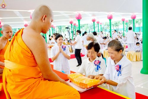 ภาพ No.227719:วันเสาร์ที่ 31 พฤษภาคม พ.ศ.2568 พิธีถวายผ้าไตรแด่สามเณรผู้เข้ารับการอุปสมบท , พิธีอุปสมบทสามเณรเตรียม DCI วัดพระธรรมกาย จ.ปทุมธานี