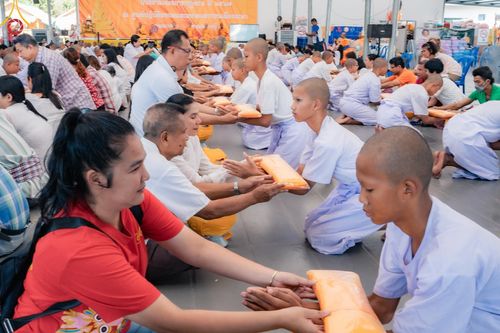 ภาพ No.133462:พิธีขอขมารับผ้าไตร, พิธีบรรพชาสามเณร, สามเณรออกบิณฑบาต ในโครงการบรรพชาสามเณร ฟื้นฟูพระพุทธศาสนาทั่วไทย  ณ ศูนย์ปฏิบัติธรรม และอบรมเยาวชนเมืองยะลา วันที่ 3 เมษายน พ.ศ. 2567