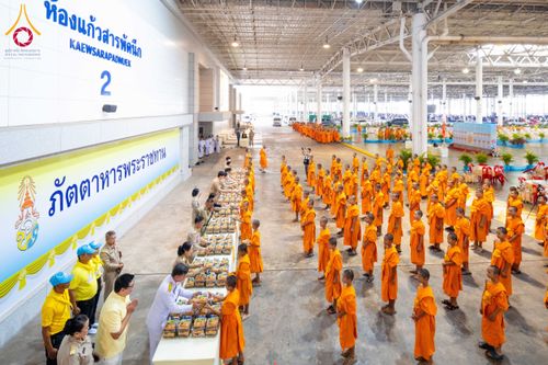 ภาพ No.208803:พระบาทสมเด็จพระเจ้าอยู่หัวทรงพระกรุณาโปรดเกล้าฯ พระราชทานภัตตาหารพระราชทาน แด่พระภิกษุ สามเณร ในการสอบบาลีสนามหลวง ณ วัดพระธรรมกาย วันที่ 22 กุมภาพันธ์ พ.ศ. 2568 ณ วัดพระธรรมกาย อำเภอคลองหลวง จังหวัดปทุมธานี