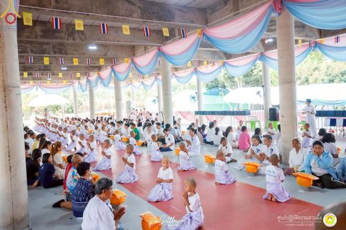 ภาพ No.215972:วันพฤหัสบดีที่ 3 เมษายน พ.ศ. 2568 พิธีบรรพชาสามเณร ภาคฤดูร้อน รุ่นที่ 15  บูชาธรรมหลวงพ่อธัมมชโย 81 ปี 81 รูป ณ ศูนย์ปฏิบัติธรรมสวนผึ้ง จ.ราชบุรี