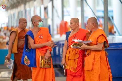 ภาพ No.60336:การต้อนรับพระสังฆาธิการ 10,000 กว่าวัดทั่วประเทศ พิธีมอบปัจจัยช่วยเหลือครู 4 จังหวัดชายแดนภาคใต้ พิธีปฏิบัติธรรม ในวันคุ้มครองโลก วันจันทร์ที่ 22 เมษายน พ.ศ.2567 ณ วัดพระธรรมกาย จ.ปทุมธานี