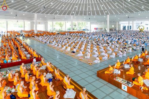 ภาพ No.205701:พิธีสวดพระพุทธมนต์ และถวายภัตตาหารเมนูสวรรค์แด่พระภิกษุ สามเณร วันจันทร์ที่ 3 กุมภาพันธ์ พ.ศ. 2568 ณ หอฉันคุณยายอาจารย์ฯ วัดพระธรรมกาย