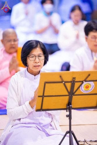 ภาพ No.194922:พิธีถวายภัตตาหารเป็นสังฆทาน แด่พระธรรมยาตรา ณ อนุสรณ์สถานมหาวิหารพระมงคลเทพมุนี (โลตัสแลนด์) อ.สองพี่น้อง จ.สุพรรณบุรี ในโครงการธรรมยาตรา กตัญญูบูชา มหาปูชนียาจารย์ พระมงคลเทพมุนี(สด จนฺทสโร) พระผู้ปราบมาร แห่ง ปีที่ 13 วันที่ 14 มกราคม พ.ศ.2568