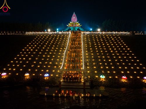 ภาพ No.97287:พิธีทอดผ้าป่า เพื่อสร้าง "ลานอเนกประสงค์พญานาค 4 ตระกูล" และพิธีจุดประทีปโคมลอย ลอยกระทง ถวายประทีปเป็นพุทธบูชา ณ พุทธอุทยานนานาชาติ จ.หนองคาย วันที่ 27 พฤศจิกายน พ.ศ. 2566