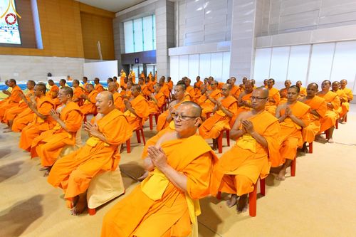 ภาพ No.146109:วันมหารำลึก ครั้งที่ 34 พิธีร่วมรำลึกถึงนักสร้างบารมีที่ล่วงลับไปแล้ว , พิธีสวดพระพุทธมนต์ ณ ห้องแก้วสารพัดนึก 1 วัดพระธรรมกาย วันเสาร์ที่ 27 กรกฎาคม พ.ศ. 2567