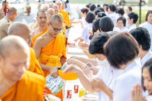 ภาพ No.179616:พิธีเจริญพระพุทธมนต์ พิธีทำบุญตักบาตรถวายพระราชกุศล และพิธีวางพานพุ่มดอกไม้ถวายราชสักการะ  แด่พระบาทสมเด็จพระบรมชนกาธิเบศร มหาภูมิพลอดุลยเดชมหาราช บรมนาถบพิตร เนื่องในวันคล้ายวันพระบรมราชสมภพ วันชาติ และวันพ่อแห่งชาติ วันพฤหัสบดีที่ 5 ธันวาคม พ.ศ. 2567 ณ