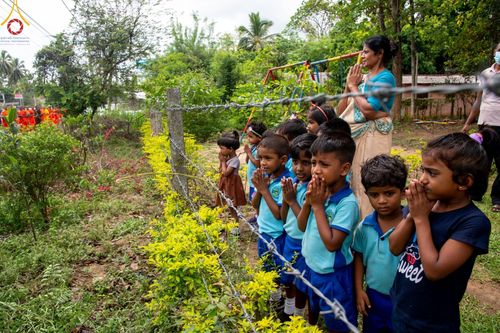 ภาพ No.139433:พิธีตักบาตรรอบเมืองดัมบุลล่า เทศกาลวิสาขบูชาแห่งชาติ ศรีลังกา เมื่อวันที่ 16 พฤษภาคมที่ผ่านมา คณะสงฆ์จากวัดพระธรรมกาย และคณะพระภิกษุสามเณรศรีลังกา ในโครงการสยาม-ลังกา ธรรมยาตรา ฉลองเทศกาลวิสาขบูชาแห่งชาติ ศรีลังกา บูชาธรรม 80 ปีหลวงพ่อธัมมชโย