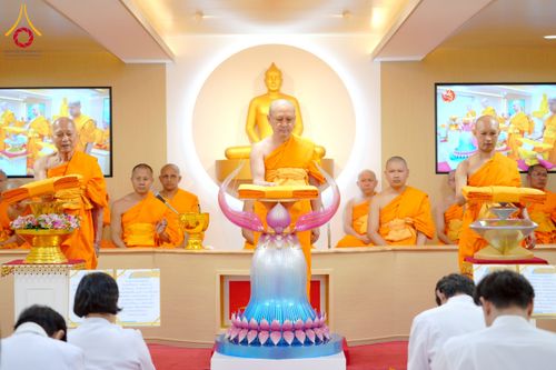 ภาพ No.221308:วันศุกร์ที่ 25 เมษายน พ.ศ. 2568 พิธีอัญเชิญรูปเหมือนพระมงคลเทพมุนี (สด จนฺทสโร) พระผู้ปราบมาร พิธีทอดผ้าป่าสามัคคี 25 ปี พิธีถวายสังฆทาน 15 วัด แด่เจ้าอาวาสภาคพื้นเอเชีย และแอฟริกา ในวาระครบ 25 ปี วัดพระธรรมกายโอซาก้า ประเทศญี่ปุ่น