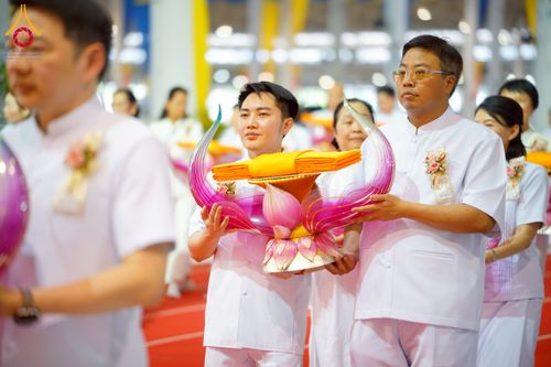 ภาพ No.215408:วันอาทิตย์ต้นเดือนที่ 6 เมษายน พ.ศ. 2568 ขบวนอัญเชิญผ้าป่าสมทบ มหาสังฆทาน 40,000 กว่าวัดทั่วประเทศ ณ สภาธรรมกายสากล วัดพระธรรมกาย