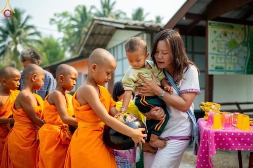 ภาพ No.137001:Photo Story  มหัศจรรย์วัดดงดินแดง Episode 5 กิจกรรมถ่ายภาพหมู่ประวัติศาสตร์ และตักบาตรฉลองพระ-เณรกว่า 500 รูป วันที่ 6 เมษายน พ.ศ. 2567