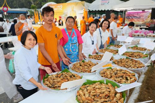 ภาพ No.110709:พิธีถวายภัตตาหารเป็นสังฆทาน แด่คณะพระธรรมยาตราฯ ในโครงการธรรมยาตรากตัญญูบูชา มหาปูชนียาจารย์ พระมงคลเทพมุนี(สด จนฺทสโร) พระผู้ปราบมาร อนุสรณ์สถาน 7 แห่ง ปีที่ 12 วันที่ 12 มกราคม พ.ศ. 2567 ณ อนุสรณ์สถานมหาวิหารพระมงคลเทพมุนี(โลตัสแลนด์) อ.สองพี่น้อง จ.สุ