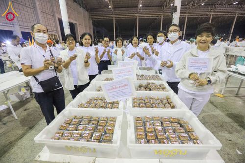 ภาพ No.204308:พิธีถวายภัตตาหารเป็นสังฆทาน แด่พระธรรมยาตรา ณ วัดพระธรรมกาย ตำบลคลองสาม อำเภอคลองหลวง จังหวัดปทุมธานี ในโครงการธรรมยาตรา กตัญญูบูชา มหาปูชนียาจารย์ พระมงคลเทพมุนี(สด จนฺทสโร) พระผู้ปราบมาร อนุสรณ์สถาน 7 แห่ง ปีที่ 13 วันที่ 31 มกราคม พ.ศ. 2568