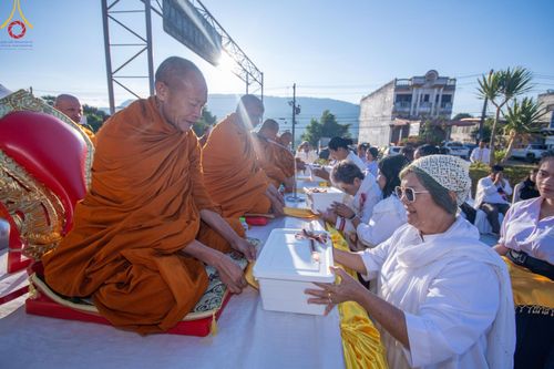 ภาพ No.187168:พิธีตักบาตรพระ ๕๐๐ รูป "สร้างบุญใหญ่ ส่งท้ายปีเก่า ต้อนรับปีใหม่ ๒๕๖๘" วันเสาร์ที่ ๒๘ ธันวาคม พ.ศ. ๒๕๖๗ ณ ถนนหน้าที่ว่าการอำเภอภูเรือ จังหวัดเลย