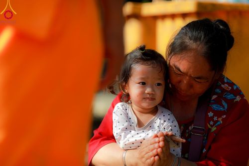 ภาพ No.107880:พิธีต้อนรับพระธรรมยาตรา ในโครงการธรรมยาตรากตัญญูบูชา มหาปูชนียาจารย์ พระมงคลเทพมุนี(สด จนฺทสโร) พระผู้ปราบมาร อนุสรณ์สถาน 7 แห่ง ปีที่ 12 วันที่ 7 มกราคม พ.ศ. 2567 ณ อนุสรณ์สถานคลองบางนางแท่น  อ.สามพราน จ.นครปฐม