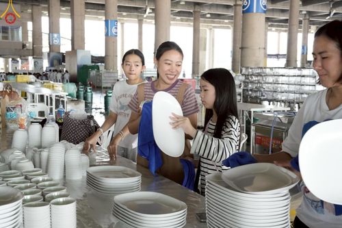 ภาพ No.219093:วันที่ 19-21 เมษายน พ.ศ. 2568 การเตรียมงานในลานธรรม , วิหารคด เพื่องานวันคุ้มครองโลก 22 เมษายน พ.ศ. 2568