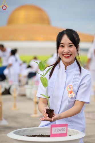 ภาพ No.160441:พิธีปลูกต้นทรัพย์บานชื่น ณ ลานธรรม พระมหาธรรมกายเจดีย์ วัดพระธรรมกาย จ.ปทุมธานี วันพฤหัสบดีที่ 10 ตุลาคม พ.ศ. 2567
