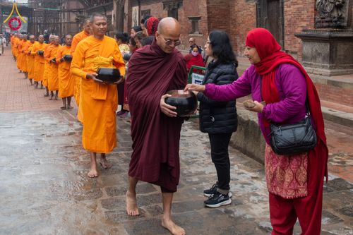 ภาพ No.132556:สามเณรเนปาล บิณฑบาต ย่านทาเมล เมืองกาฐมาณฑุ และเมืองปาฏัน ในโครงการบรรพชา 1,250 รูป ประเทศเนปาล วันที่ 20 มีนาคม พ.ศ. 2567