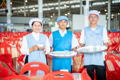 ภาพ No.58838:V.40 ภัตตาหารพระหมื่นวัด เราจัดให้ การปฏิบัติงานของเจ้าหน้าที่และอาสาสมัคร เพื่อรับบุญในการถวายภัตตาหาร แด่คณะสงฆ์ 10,000 กว่าวัดทั่วประเทศ ที่มาร่วมงานวันคุ้มครองโลก จันทร์ที่ 22 เมษายน พ.ศ. 2567 ณ วัดพระธรรมกาย