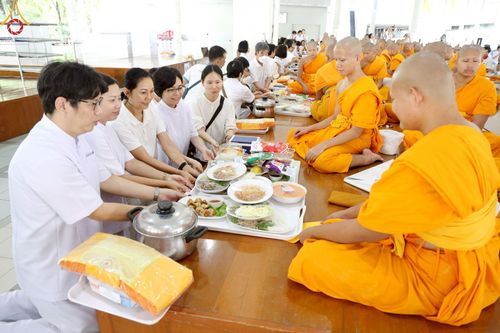 ภาพ No.220717:วันเสาร์ที่ 26 เมษายน พ.ศ.2568 (วันพระ แรม 15 ค่ำ เดือน 5) พิธีถวายภัตตาหารเมนูสวรรค์ "เพื่อการบรรลุธรรม" และ พิธีบุพเปตพลี ครั้งที่ 163 ร่วมอุทิศบุญแด่หมู่ญาติที่ล่วงลับไปแล้ว และสืบทอดอายุพระพุทธศาสนา ณ หอฉันคุณยายอาจารย์ฯ วัดพระธรรมกาย