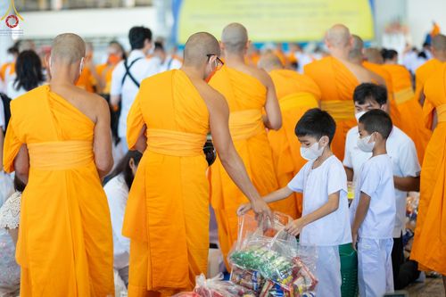 ภาพ No.89467:พิธีตักบาตร ข้าวสารอาหารแห้ง พิธีบูชาข้าวพระ และพิธีจุดเทียนใจ ไฟนิรันดร์  อนันตชัย ณ สภาธรรมกายสากล วัดพระธรรมกาย วันอาทิตย์ที่ 1 ตุลาคม พ.ศ. 2566