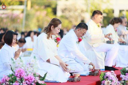 ภาพ No.195359:พิธีตักบาตรพระธรรมยาตรา ณ อนุสรณ์สถานลำดับที่ 3 สถานที่เกิดใหม่ในเพศสมณะ วัดสองพี่น้อง ต.ต้นตาล อ.สองพี่น้อง จ.สุพรรณบุรี ในโครงการธรรมยาตรา กตัญญูบูชา มหาปูชนียาจารย์ พระมงคลเทพมุนี(สด จนฺทสโร) พระผู้ปราบมาร ปีที่ 13 วันที่ 15 มกราคม พ.ศ.2568