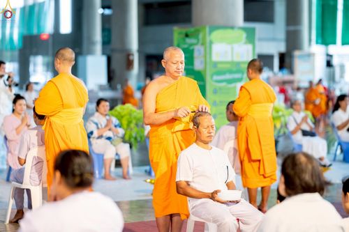 ภาพ No.242974:วันที่ 31 สิงหาคม พ.ศ. 2568 พิธีตัดปอยผมและปลงผม โครงการอุปสมบทหมู่บูชาธรรม ครบรอบ 108 ปี วันครูผู้ค้นพบวิชชาธรรมกาย ณ วัดพระธรรมกาย