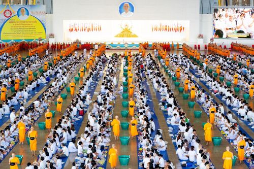 พิธีตักบาตร ในวันอาทิตย์ต้นเดือน วันที่ 6 ตุลาคม พ.ศ. 2567 ณ สภาธรรมกายสากล วัดพระธรรมกาย