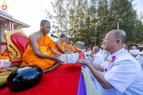 ภาพ No.103860:พิธีตักบาตรพระ 1,000 รูป ครั้งที่ 7 ถวายเป็นพุทธบูชา เพื่อช่วยเหลือคณะสงฆ์ 323 วัด 4 จังหวัดชายแดนภาคใต้ และถวายแด่คณะสงฆ์จังหวัดพิษณุโลก ณ ลานธรรมธุดงคสถานพิษณุโลก อ.วังทอง จ.พิษณุโลก วันที่ 24 ธันวาคม พ.ศ. 2566