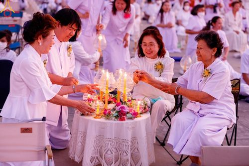 ภาพ No.204525:พิธีจุดประทีปถวายเป็นพุทธบูชา และบูชาธรรมมหาปูชนียาจารย์ ณ วัดพระธรรมกาย ตำบลคลองสาม อำเภอคลองหลวง จังหวัดปทุมธานี ในโครงการธรรมยาตรา กตัญญูบูชา มหาปูชนียาจารย์ พระมงคลเทพมุนี(สด จนฺทสโร) พระผู้ปราบมาร ปีที่ 13 วันที่ 31 มกราคม พ.ศ. 2568