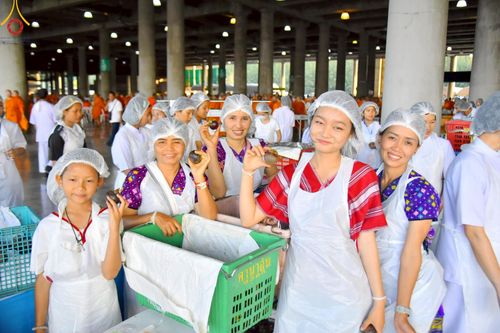 ภาพ No.219294:บรรยากาศการเดินทางเข้าวัดพระธรรมกาย , การต้อนรับปฏิสันถาร , การฉันภัตตาหารเช้า , การลงทะเบียนพระสังฆาธิการ  เนื่องในวันคุ้มครองโลก พิธีถวายมหาสังฆทานคณะสงฆ์ 40,000 กว่าวัดทั่วประเทศ ณ วัดพระธรรมกาย