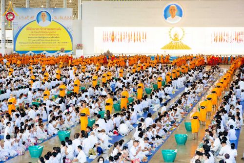 ภาพ No.209351:วันอาทิตย์ที่ 2 มีนาคม พ.ศ. 2568 พิธีตักบาตร ข้าวสารอาหารแห้ง ณ บ้านแก้วเรือนทองคุณยายฯ สภาธรรมกายสากล วัดพระธรรมกาย