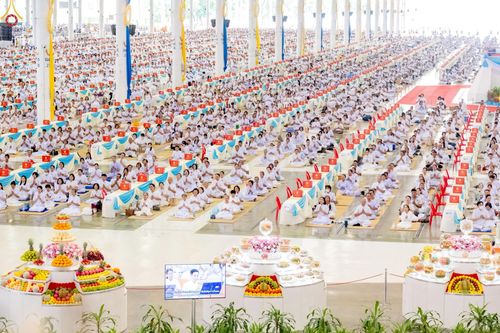 ภาพ No.236080:วันที่ 3 สิงหาคม พ.ศ. 2568 พิธีบูชาข้าวพระ ณ สภาธรรมกายสากล วัดพระธรรมกาย