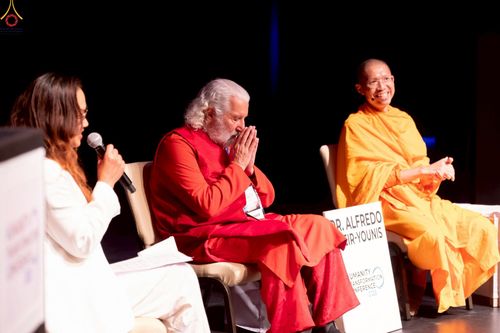 ภาพ No.249776:วันอาทิตย์ที่ 28 กันยายน พ.ศ. 2568 การปฏิบัติธรรมบูชาธรรม 108 ปี แห่งการบรรลุธรรมของหลวงปู่วัดปากน้ำ ได้จุดประทีปสันติภาพไปทั่วโลก และได้ร่วมเสวนาทางปัญญา เพื่อการขยายพระพุทธศาสนาวิชชาธรรมกายไปทั่วโลก  ในงาน HTC Newyork USA