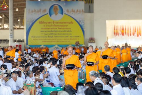 ภาพ No.167511:พิธีตักบาตรและพิธีบูชาข้าวพระ ในวันอาทิตย์ที่ 3 พฤศจิกายน พ.ศ. 2567 ณ วัดพระธรรมกาย