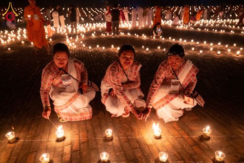 ภาพ No.130640:พิธีจุดโคมประทีปถวายเป็นพุทธบูชา ในโครงการบรรพชา 1,250 รูป ณ มหาวิหารมายาเทวี แดนประสูติ สวนลุมพินี ประเทศเนปาล วันที่ 9 มีนาคม พ.ศ. 2567