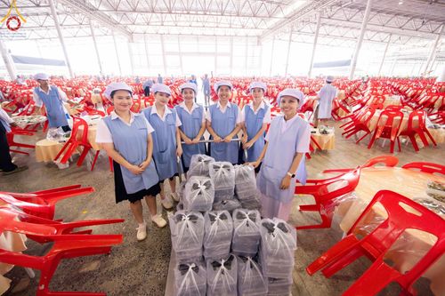 ภาพ No.60233:คณะสงฆ์ 10,000 กว่าวัดฉันภัตตาหารเพล ในวันคุ้มครองโลก วันจันทร์ที่ 22 เมษายน พ.ศ. 2567 ณ สภาธรรมกายสากล วัดพระธรรมกาย