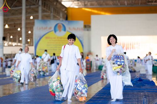 ภาพ No.99664:พิธีตักบาตรวันอาทิตย์ต้นเดือน ณ สภาธรรมกายสากล วัดพระธรรมกาย จ.ปทุมธานี วันอาทิตย์ที่ 3 ธันวาคม พ.ศ. 2566