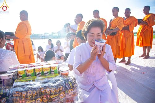 ภาพ No.211935:วันจันทร์ที่ 17 มีนาคม พ.ศ. 2568 พิธีตักบาตรพระกว่า 300 รูป ฉลองพิธีประดิษฐานพระบรมสารีริกธาตุ ณ ปทุมเจดีย์ เจดีย์พระพุทธเจ้า 5 พระองค์ ศูนย์อบรมเยาวชนปัตตานี บ้านโคกดีปลี ตำบลตุยง อำเภอหนองจิก จังหวัดปัตตานี