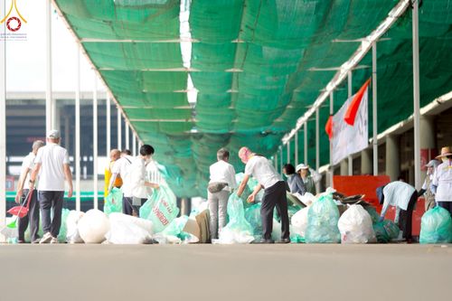 ภาพ No.220484:วันที่ 23-25 เมษายน พ.ศ. 2568 เจ้าหน้าที่และสาธุชนช่วยกัน รับบุญเก็บงานวันคุ้มครองโลก ณ วัดพระธรรมกาย