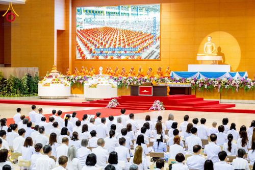 ภาพ No.232038:วันอาทิตย์ที่ 6 กรกฏาคม พ.ศ. 2568 พิธีตักบาตร ข้าวสารอาหารแห้ง  พิธีบูชาข้าวพระ สัมมนาพิเศษราชเหล็ก ณ สภาธรรมกายสากล วัดพระธรรมกาย