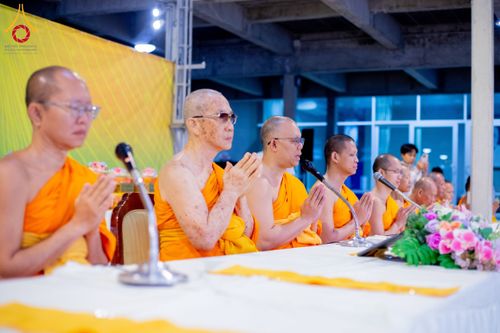 ภาพ No.193737:สาธุชนถวายภัตตาหารเป็นสังฆทาน แด่พระธรรมยาตรา ณ อนุสรณ์สถานมหาวิหารพระมงคลเทพมุนี (โลตัสแลนด์) อ.สองพี่น้อง จ.สุพรรณบุรี ในโครงการธรรมยาตรา กตัญญูบูชา มหาปูชนียาจารย์ พระมงคลเทพมุนี(สด จนฺทสโร) พระผู้ปราบมาร ปีที่ 13 วันที่ 12 มกราคม พ.ศ.2568