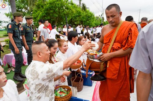 ภาพ No.229870:วันพฤหัสบดีที่ 26 มิถุนายน พ.ศ. 2568 พิธีตักบาตรพระ 1,165 รูป ฉลองก่อตั้งเมืองวานรนิวาส ครบรอบ 164 ปี ณ ถนนวานรนิวาส-อากาศอำนวย อ.วานรนิวาส จ.สกลนคร