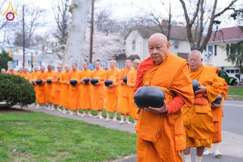 ภาพ No.62397:คณะศิษยานุศิษย์รวมใจสถาปนาและสมโภช ธรรมจักร เพื่ออัญเชิญประดิษฐาน ณ ยอดอุโบสถ 80 ปี หลวงพ่อธัมมชโย วัดพระธรรมกายนิวเจอร์ซี ประเทศสหรัฐอเมริกา  วันอาทิตย์ที่ 7 เมษายน พ.ศ. 2567