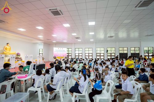 ภาพ No.230366:วันจันทร์ที่ 30 มิถุนายน พ.ศ. 2568 เจ้าอาวาสวัดพระธรรมกาย เยี่ยมอนุโมทนาให้กำลังใจ บุคลากรทางการแพทย์-เจ้าหน้าที่ผู้ปฏิบัติงาน โครงการรถตัดแว่นสายตาเคลื่อนที่สภากาชาดไทย เพื่อเด็กนักเรียนในชนบท พื้นที่จังหวัดปทุมธานี