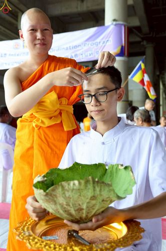 ภาพ No.230797:วันที่ 28 มิถุนายน พ.ศ. 2568 พิธีตัดปอยผมและปลงผม โครงการบวชพระนานาชาติ AEC & WAB รุ่นที่ 9 ณ วิหารคด 2 วัดพระธรรมกาย