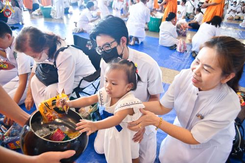 ภาพ No.143413:พิธีตักบาตร ข้าวสารอาหารแห้ง ณ บ้านแก้วเรือนทองคุณยายฯ และ พิธีบูชาข้าวพระ  ณ สภาธรรมกายสากล วัดพระธรรมกาย วันอาทิตย์ที่ 7 กรกฎาคม พ.ศ. 2567