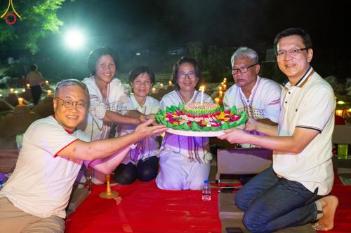 ภาพ No.138659:Photo Story  มหัศจรรย์วัดดงดินแดง Episode 6 พระภิกษุ-สามเณร ในโครงการบรรพชาอุปสมบทหมู่  กว่า 500 รูป และศีลจาริณีกว่า 300 คน ร่วมกันก่อพระเจดีย์ทราย 20,000 องค์ และจุดประทีป  บูชาธรรม 80 ปี หลวงพ่อธมฺมชโย กลางลำน้ำแม่ตื่น